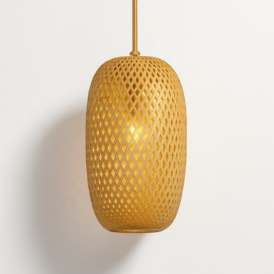 Abat-jour suspension en rotin naturel allongé, tressage ajouré diffusant une lumière chaude et des ombres graphiques murales
