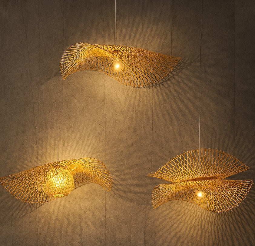 Suspensions en rotin design organique, lumière douce et ombres graphiques pour une ambiance chaleureuse et naturelle.