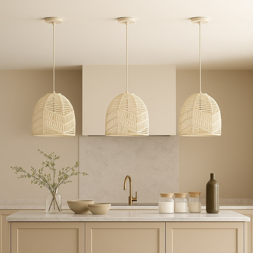 Abat-jour suspension rotin ivoire au-dessus d’un îlot, abat-jour rotin diffusant une lumière douce