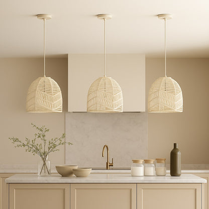 Abat-jour suspension rotin ivoire au-dessus d’un îlot, abat-jour rotin diffusant une lumière douce