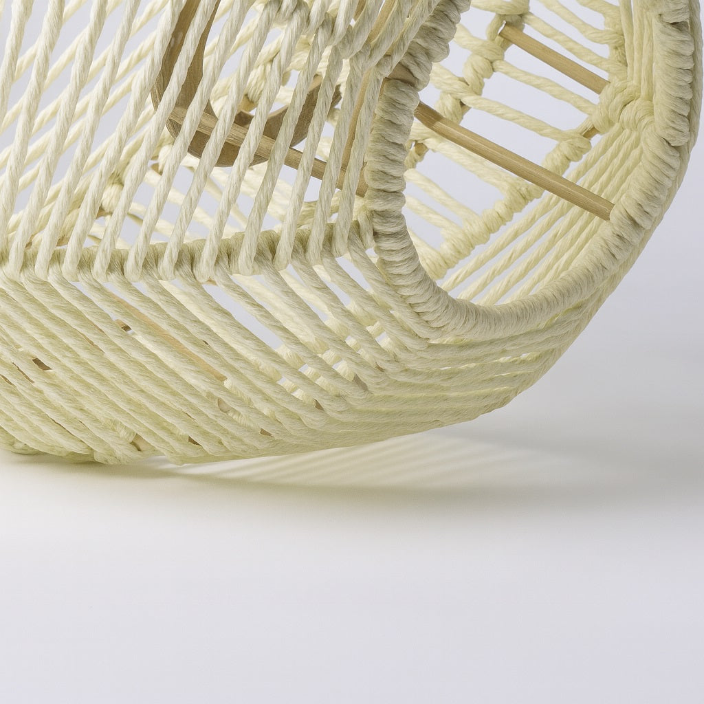 Détail tressage d’abat-jour suspension en rotin, abat-jour rotin artisanal finition soignée