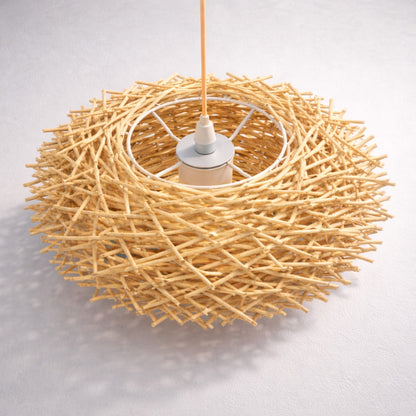 Abat-jour suspension en rotin vue intérieure, structure tressée et diffusion lumineuse homogène