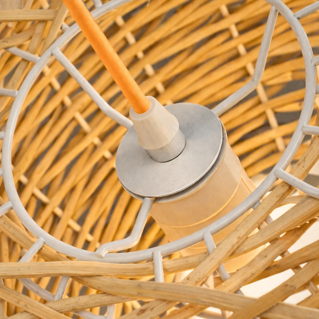 Détail de l’abat-jour suspension en rotin avec structure intérieure et câble textile