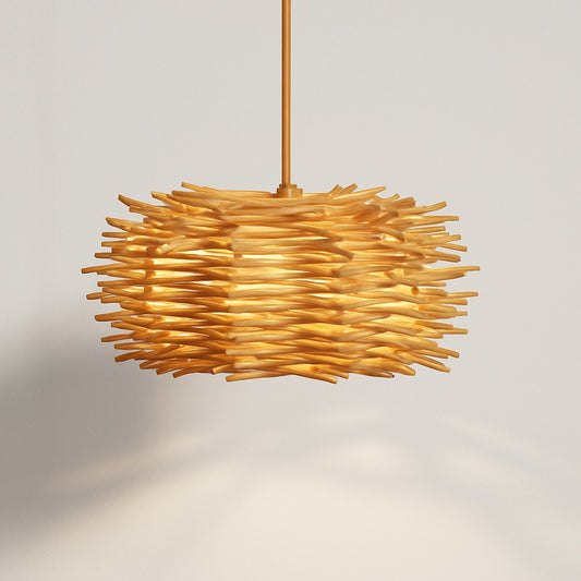 Suspension en rotin tressé irrégulier Ø30 cm, lumière douce et ombre naturelle pour une ambiance chaleureuse et sculpturale.