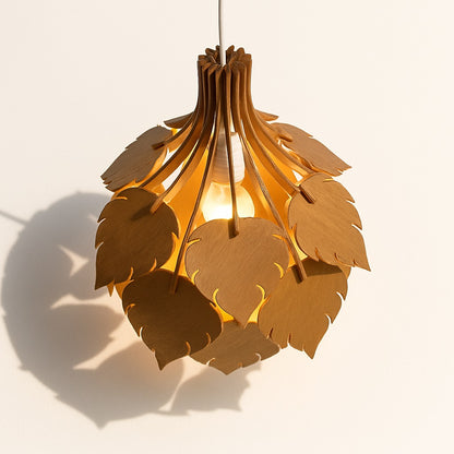 Suspension en bois en forme de feuilles vue en plongée, diffusant une lumière chaude et projetant des ombres organiques