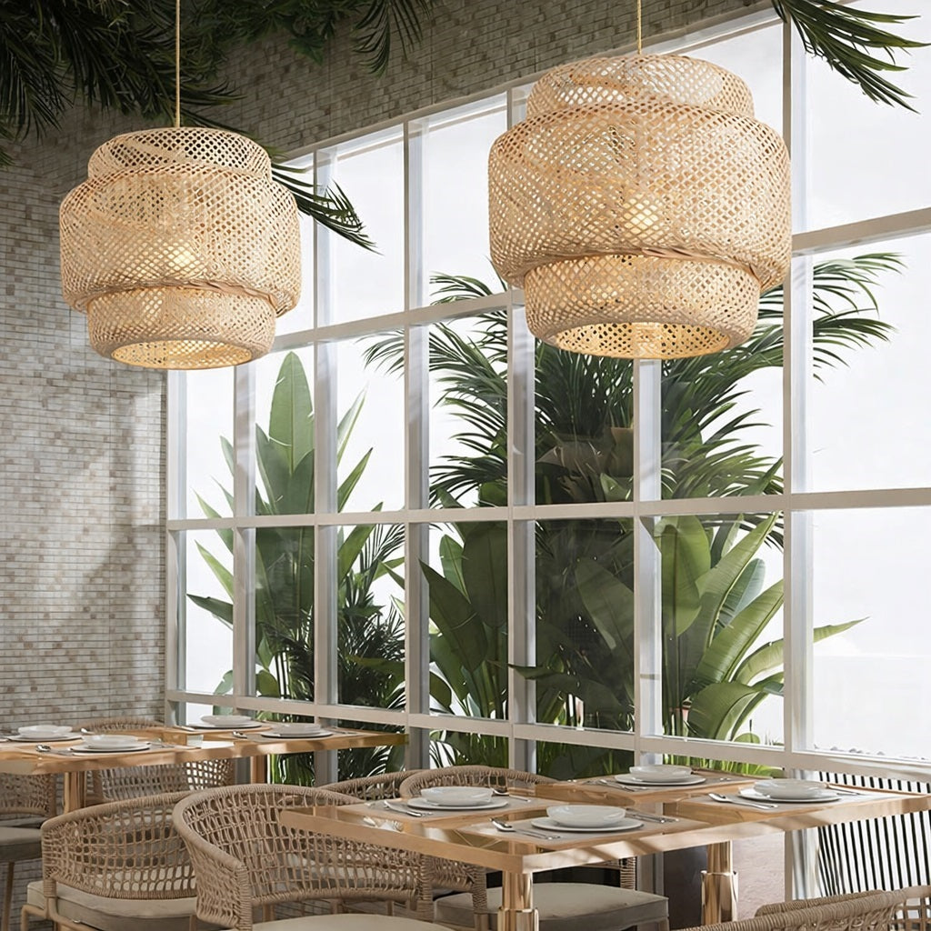 Abat-jour suspension en rotin suspendu dans un espace lumineux, style naturel et bohème