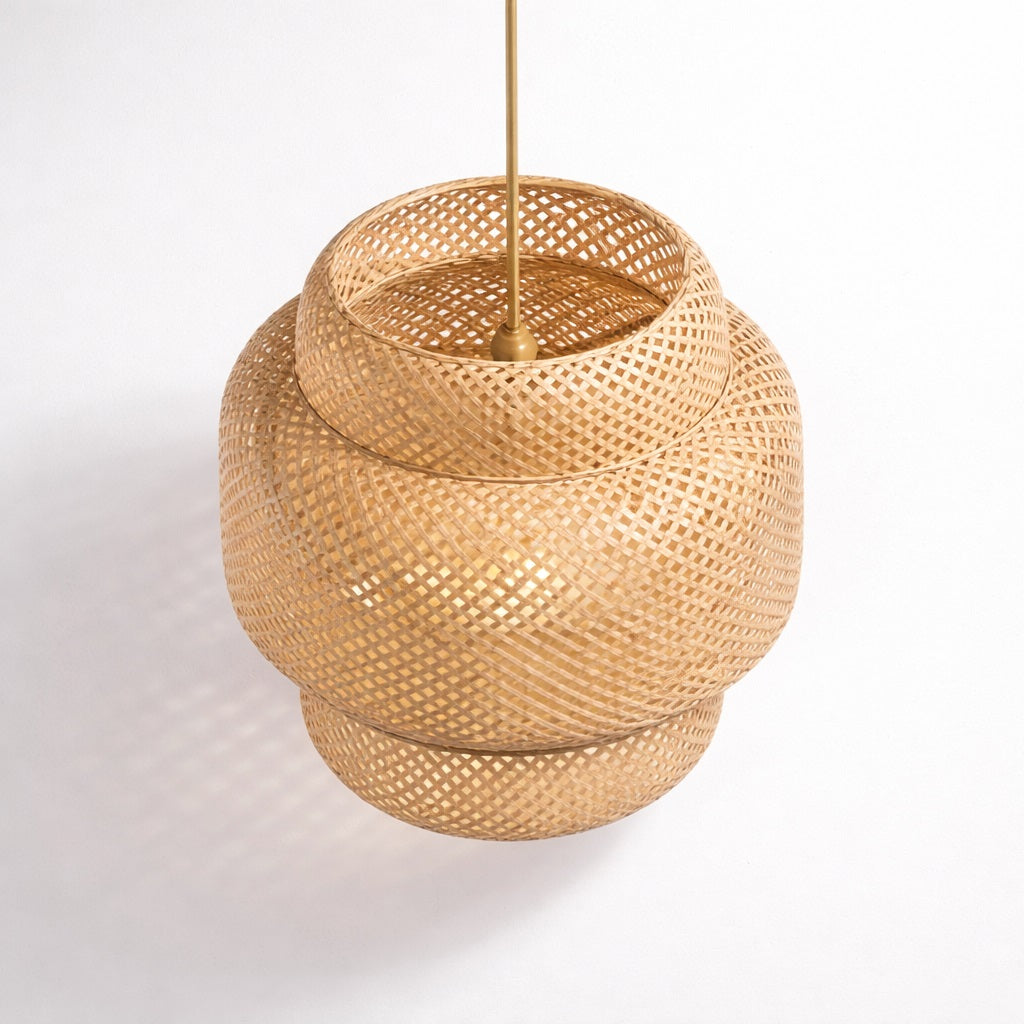 Abat-jour suspension en rotin vue de dessus, tressage ajouré et design artisanal