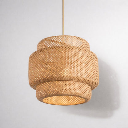 Abat-jour suspension en rotin naturel tressé, forme généreuse et diffusion de lumière chaleureuse