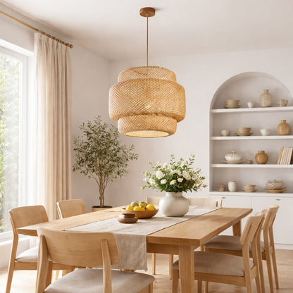 Abat-jour suspension en rotin au-dessus d’une table en bois, décoration naturelle et élégante