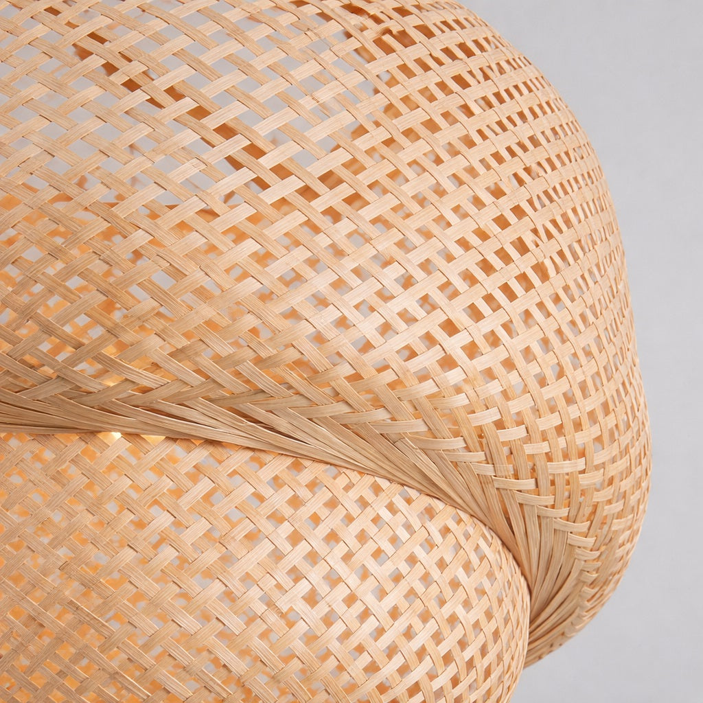 Détail du tressage de l’abat-jour suspension en rotin, finition artisanale et texture naturelle