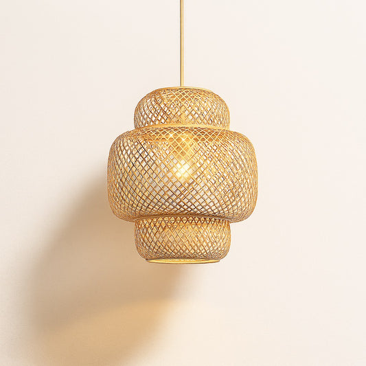 Abat-jour en rotin naturel Lanko, forme sculptée ajourée, diffuse une lumière douce et décorative, disponible en 4 tailles.