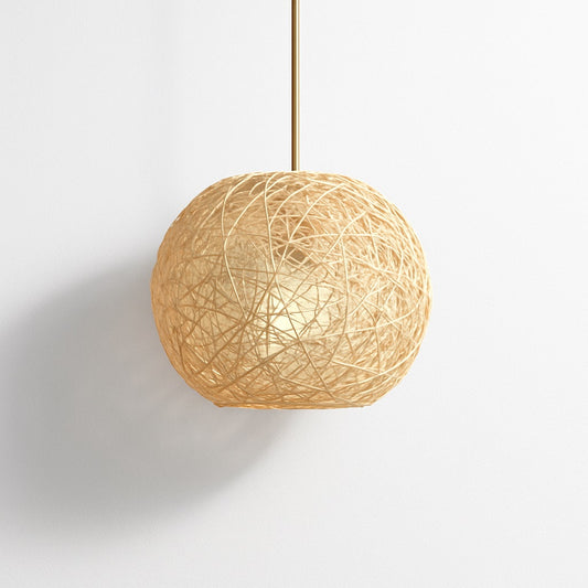 Suspension boule en rotin naturel tressé, Ø25 cm, lumière douce projetée sur mur blanc, design épuré et chaleureux.