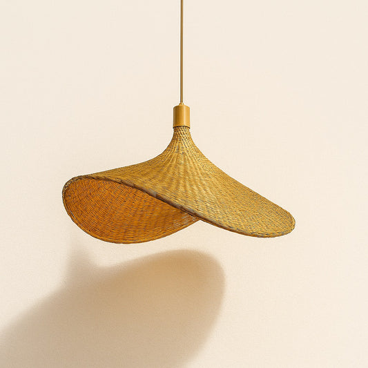 Suspension en rotin naturel Mira au tressage artisanal et forme ondulée, idéale pour salon ou salle à manger moderne.