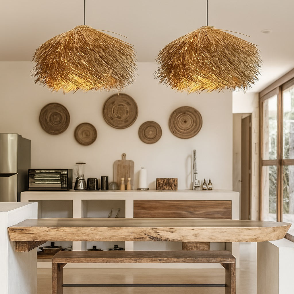 Duo de suspensions en rotin Misa au-dessus d’un coin repas, lumière chaleureuse et décoration naturelle épurée.