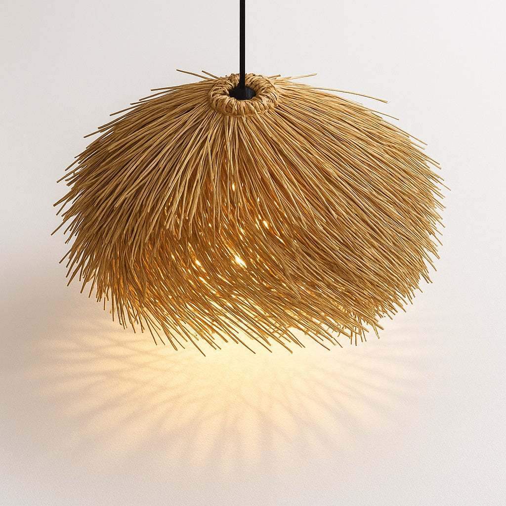 Abat-jour Misa en rotin tressé, lumière projetée en motif organique au mur, design artisanal et naturel.