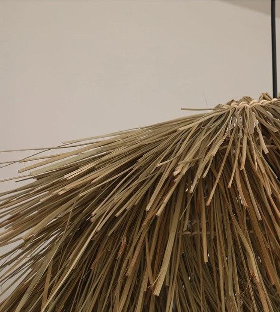 Zoom sur abat-jour en rotin et suspension en paille