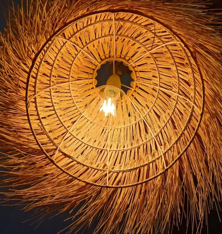 Abat-jour Misa en rotin tressé, lumière projetée en motif organique au mur, design artisanal et naturel