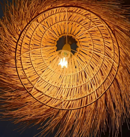 Abat-jour Misa en rotin tressé, lumière projetée en motif organique au mur, design artisanal et naturel