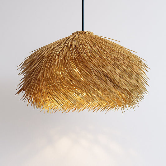 Suspension en rotin naturel Misa, forme organique et tressage aérien, diffusant une lumière douce sur mur blanc.