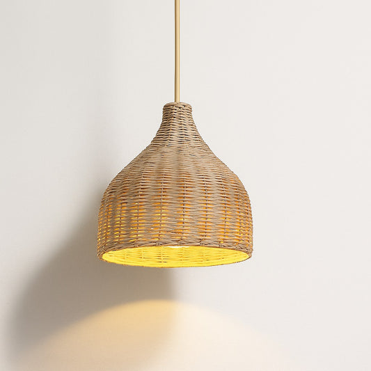Suspension en rotin naturel tressé à la main diffusant une lumière douce pour une ambiance chaleureuse et naturelle