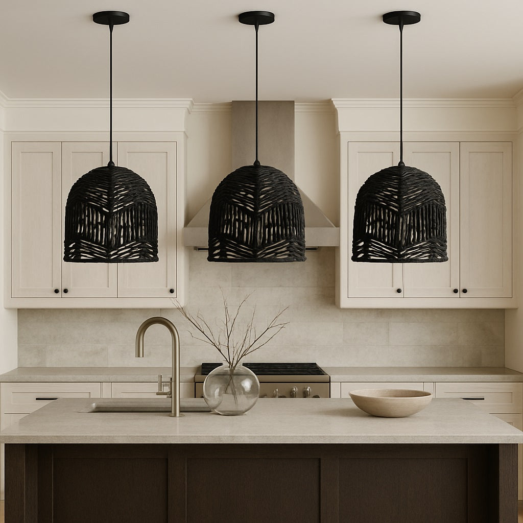 Abat-jour suspension rotin noir au-dessus d’un îlot, abat-jour rotin élégant pour intérieur moderne