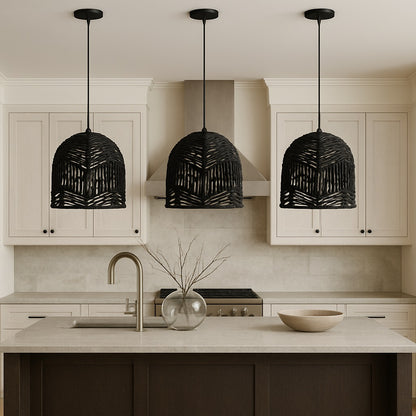 Abat-jour suspension rotin noir au-dessus d’un îlot, abat-jour rotin élégant pour intérieur moderne