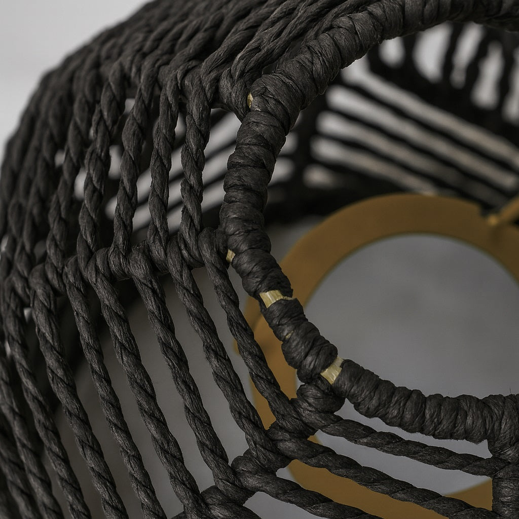 Détail tressage d’abat-jour suspension en rotin noir, abat-jour rotin artisanal finition haut de gamme