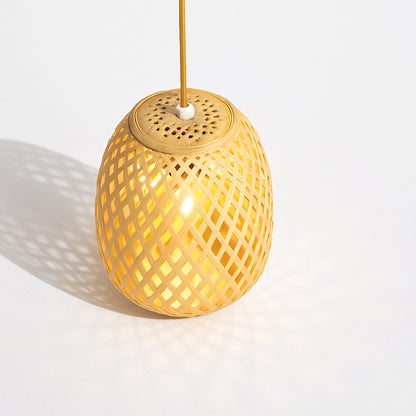 Abat-jour en rotin tressé vu du dessus, détails ajourés avec ombre portée élégante, lumière douce et chaleureuse.