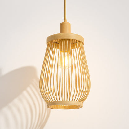 Suspension en rotin naturel Ona, forme goutte ajourée laissant passer la lumière, pour une ambiance douce et graphique.