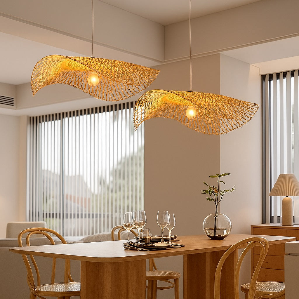 Suspensions en rotin ondulé au-dessus d’une table de salle à manger en bois, ambiance lumineuse naturelle.