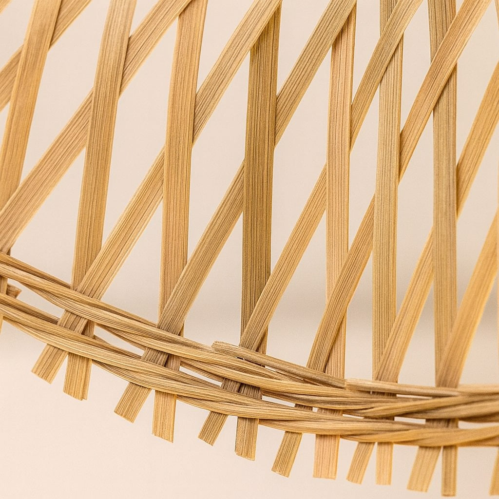 Détail en gros plan d’un tressage en rotin naturel, montrant les fibres croisées et leur texture fine.