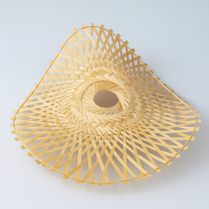 Suspension rotin ondulée avec abat-jour ajouré, luminaire artisanal au style naturel et élégant.