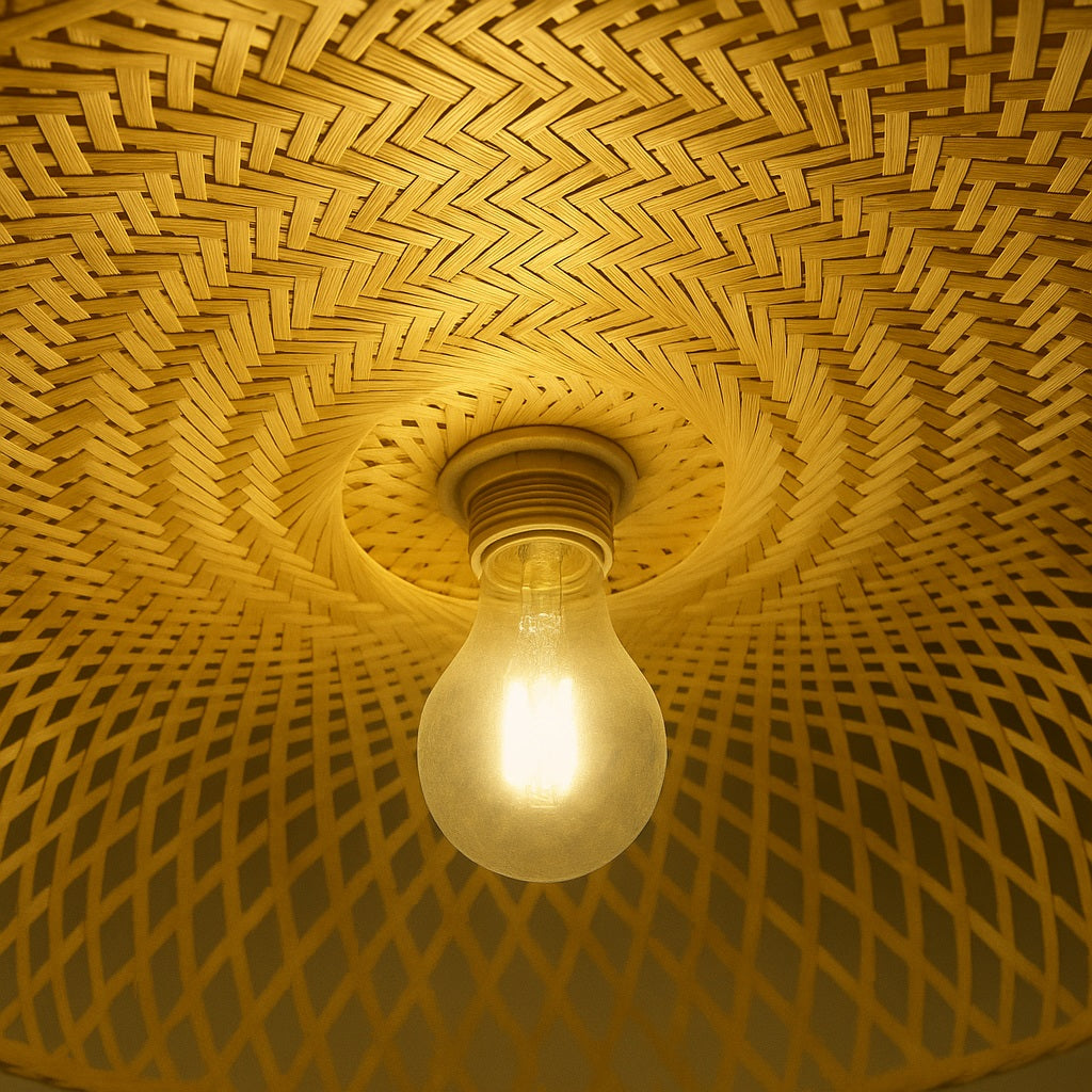 Lampe en rotin tressé vue intérieure, motif circulaire élégant et diffusion lumineuse chaleureuse dans un esprit artisanal.