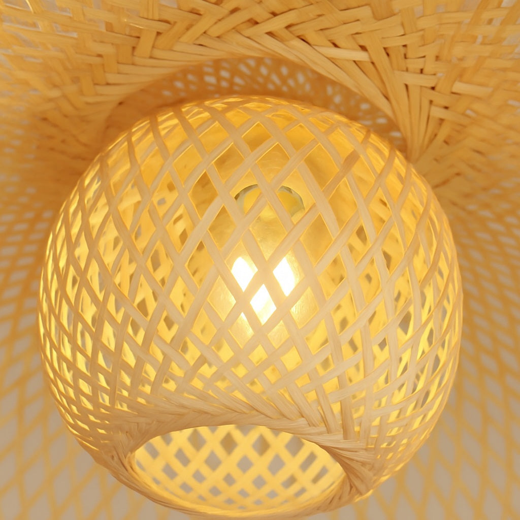 Abat-jour en rotin naturel avec structure ajourée sphérique, lumière tamisée et finition artisanale haut de gamme.
