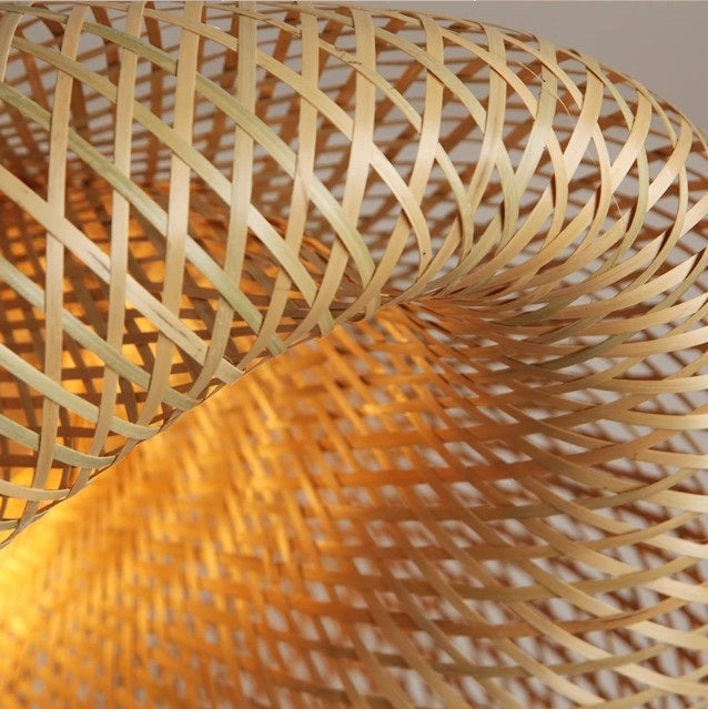 zoom sur rotin tressé vue intérieure, motif circulaire élégant et diffusion lumineuse chaleureuse dans un esprit artisanal.