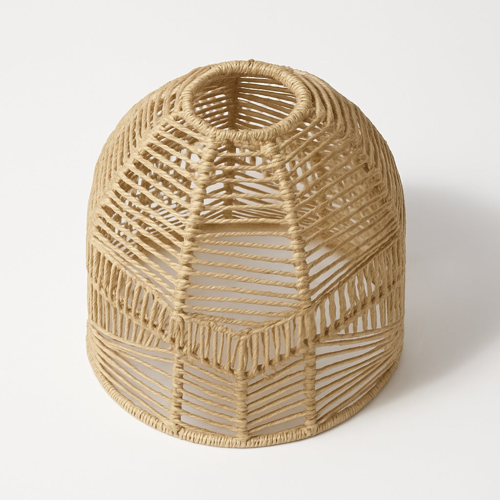 Abat-jour suspension rotin naturel vu de dos, abat-jour rotin artisanal aux lignes géométriques