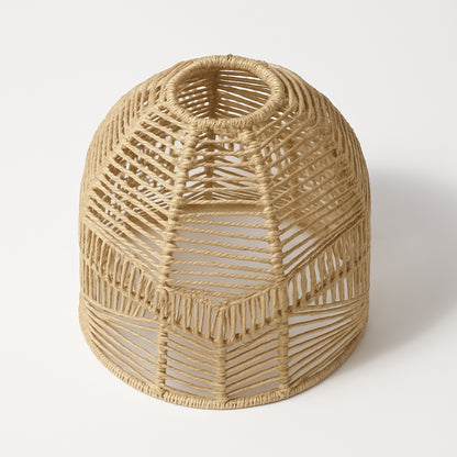 Abat-jour suspension rotin naturel vu de dos, abat-jour rotin artisanal aux lignes géométriques
