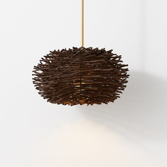 Abat-jour suspension en rotin brun foncé au tressage sculptural, lumière tamisée et ambiance chaleureuse naturelle.