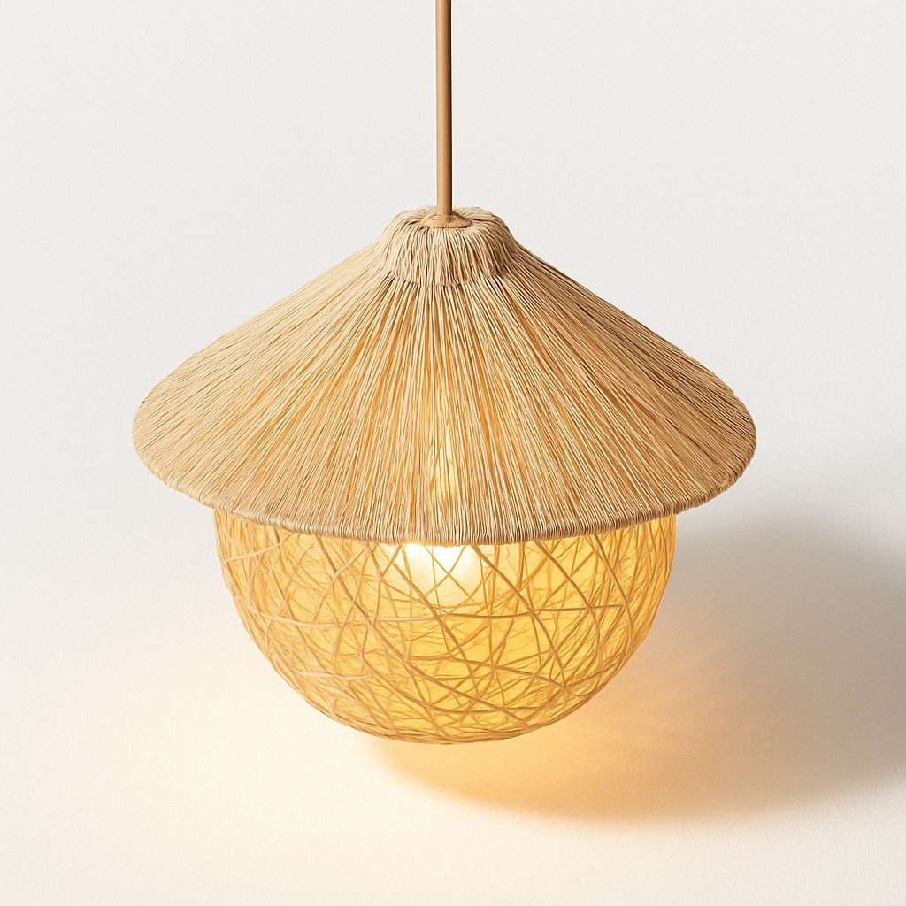 Abat-jour suspension en rotin naturel en forme de chapeau, tressage fin et lumière douce diffusée pour une ambiance chaleureuse.