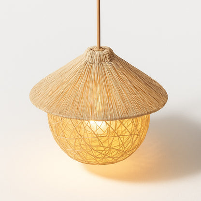 Abat-jour suspension en rotin naturel en forme de chapeau, tressage fin et lumière douce diffusée pour une ambiance chaleureuse.