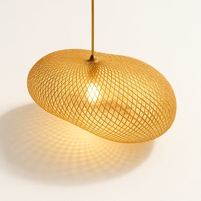 Suspension en rotin naturel sculpté Ø36 cm, forme ondulée et lumière douce pour une ambiance poétique et moderne.