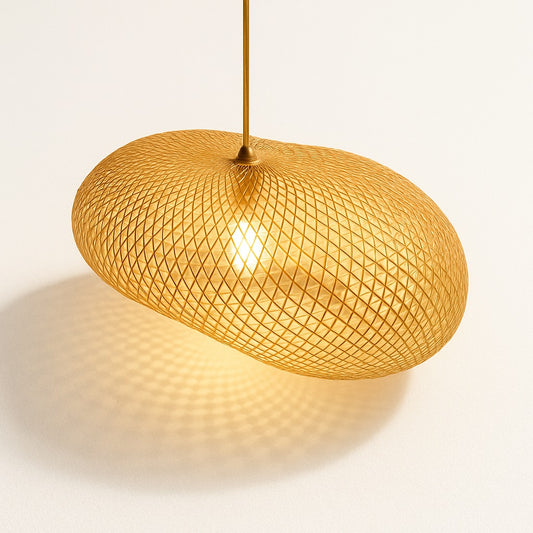 Suspension en rotin naturel sculpté Ø36 cm, forme ondulée et lumière douce pour une ambiance poétique et moderne.