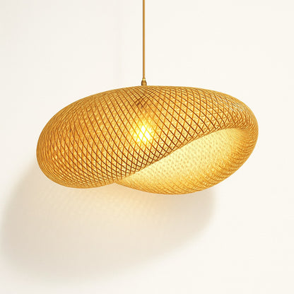 Suspension en rotin sculpté vue du dessus, forme organique ondulée, lumière chaude et ombres géométriques sur fond clair.