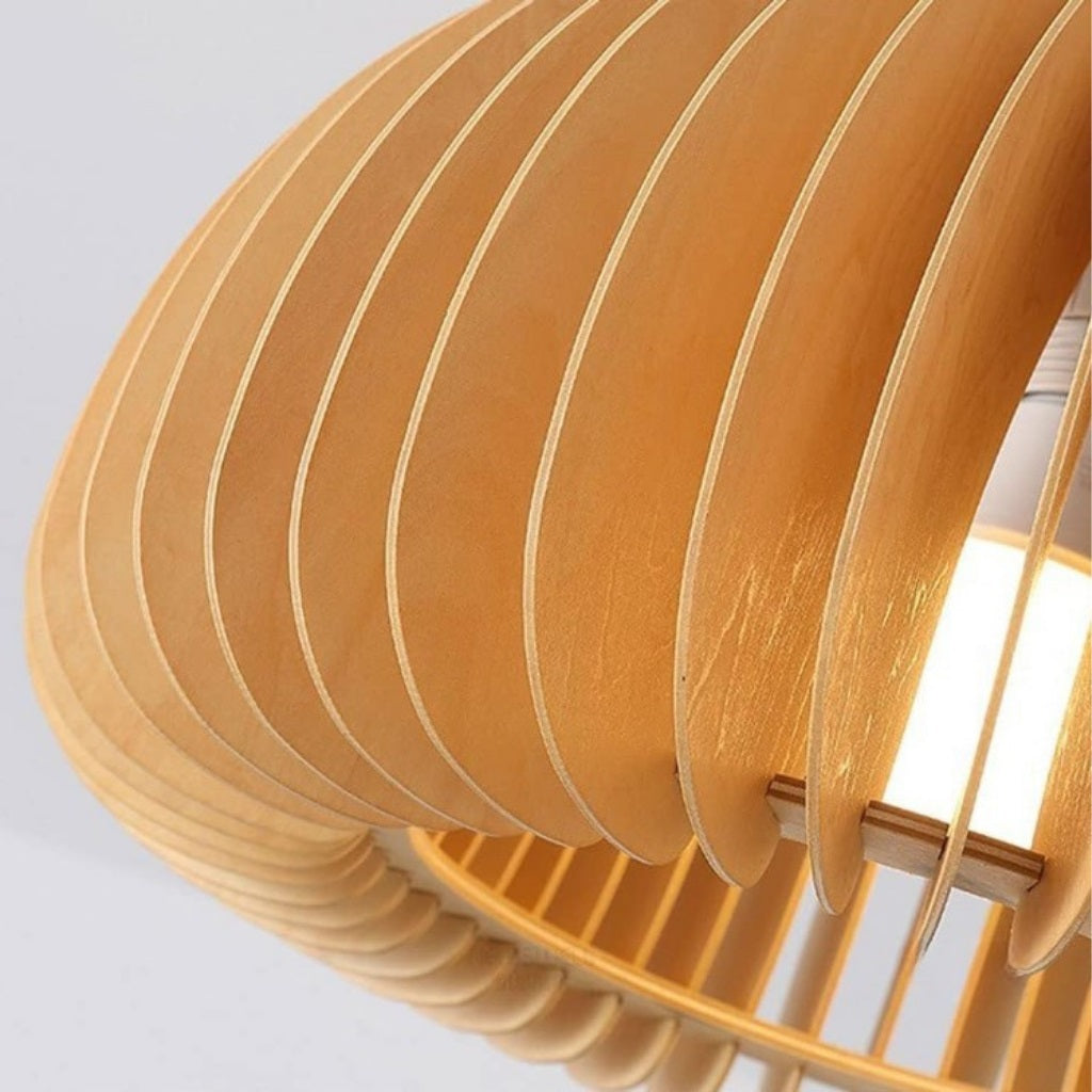 Gros plan sur les lamelles fines en bois naturel d’un abat-jour scandinave, finition lisse et design chaleureux.