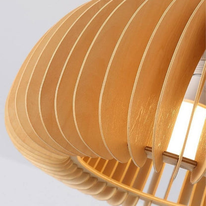 Gros plan sur les lamelles fines en bois naturel d’un abat-jour scandinave, finition lisse et design chaleureux.