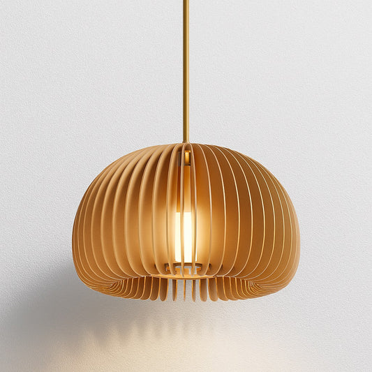 Suspension en rotin naturel Ø30 cm avec lamelles verticales, lumière douce et ombres sculptées sur mur blanc, style contemporain.