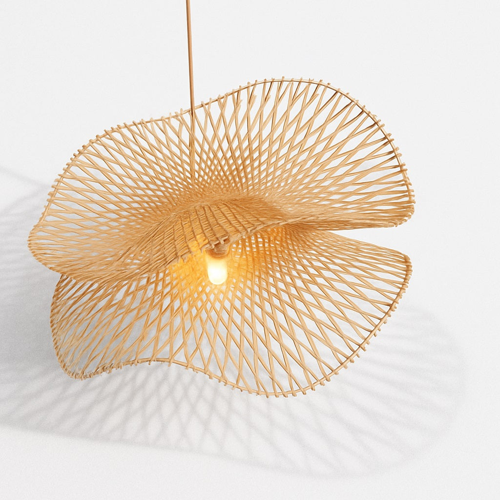 Suspension en rotin naturel vue du dessus, tressage ondulé et ombre élégante projetée sur un fond blanc minimaliste.