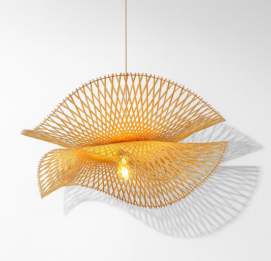 Suspension en rotin naturel sculpté avec ombre élégante projetée au mur, idéale pour une ambiance lumineuse et chaleureuse.