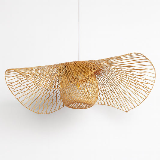 Abat-jour rotin large en suspension, structure tressée et éclairage décoratif naturel.