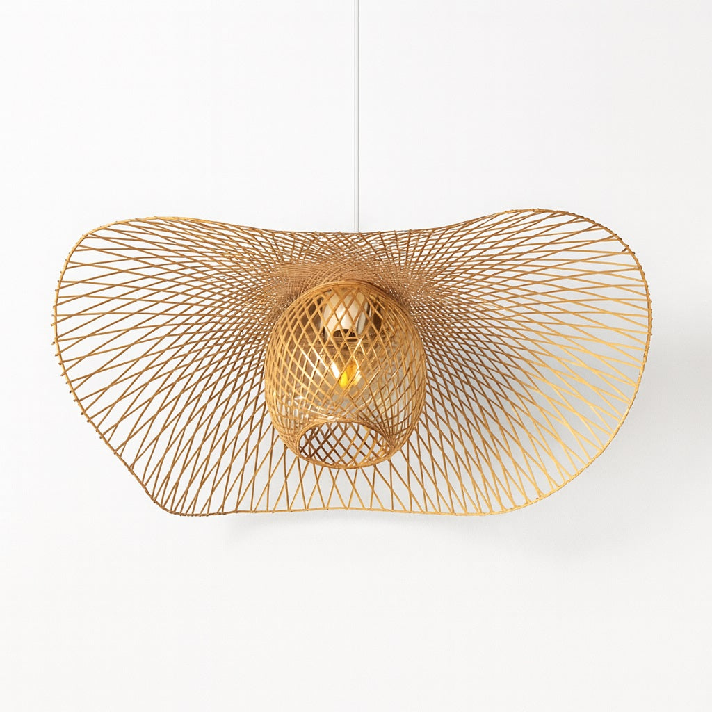 Abat-jour suspension rotin sculptural, tressage fin et ambiance lumineuse élégante.